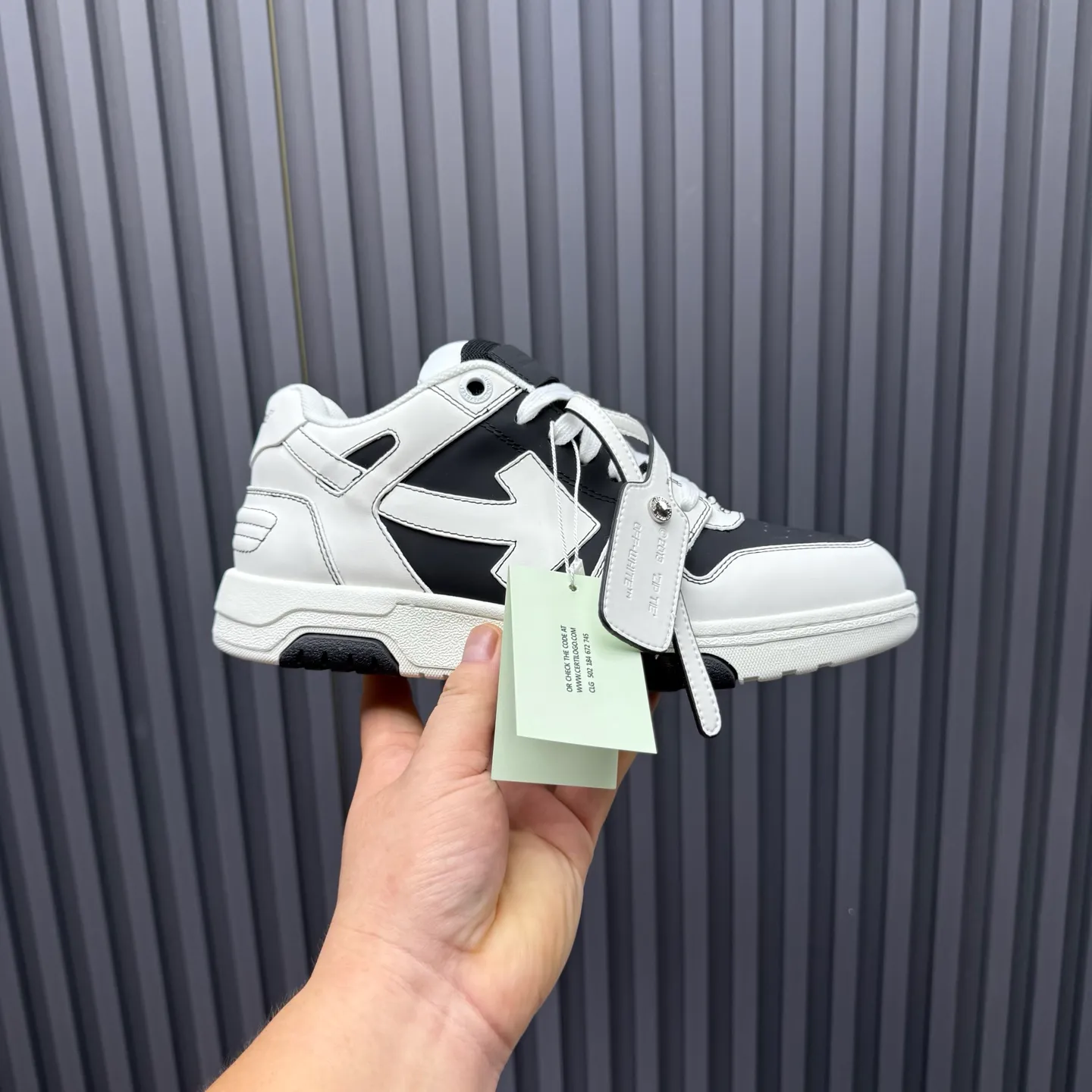【off- white】P: 620💰Couple model👫, Size: 35-44 (Customized for men 38.45.46) High-quality version👊 "Out of office" series original molding, original lasting, production process 1:1 Original ➰OFF GRAY WHITE OW ➰ First-layer cowhide Imported skin-friendly and environmentally friendly polyester mesh Original molding high elastic and environmentally friendly molding pad Made with the original lasting process. The original molded rubber outsole (never yellows and deforms) has a super correct shape, bright color and strong three-dimensional effect👍. Packaging💯Full set of packaging synchronized with the official website (branded paper, certificate of quality, branded cloth bag)